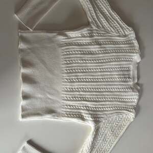 Faded Rose Juniors' Cream Cable Knit Cropped Crewneck Sweater